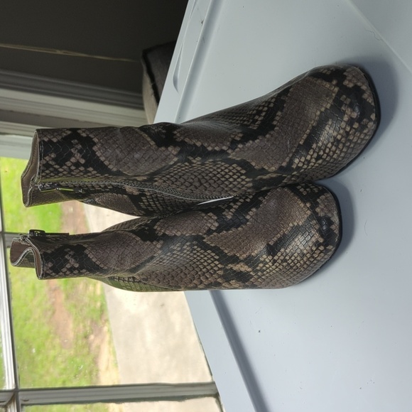 Steve Madden Snakeskin Print Ankle Boot 3.5" Block Heel Bootie Size 7.5 - Picture 2 of 6